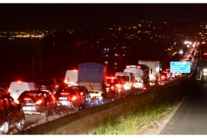 İstanbul-Tekirdağ yolunda yasak öncesi uzun araç kuyrukları oluştu