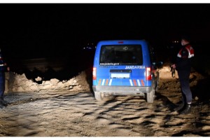 Jandarma kaçak geçiş yapılan tarlalarda gecede nöbetteydi