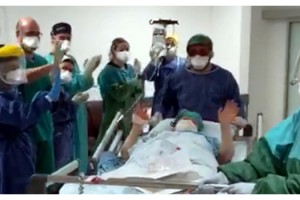 Koronavirüsü yendi, alkışlarla yoğun bakımdan çıktı