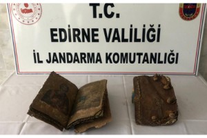 Otomobilde 500 yıllık 2 el yazması İncil ele geçirildi