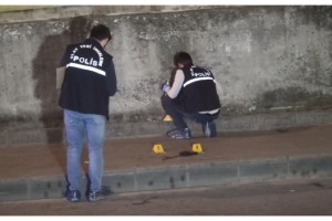 Otomobille çocuğa çarptılar tepki gösterenlere silah çekip 1 kişiyi vurdular