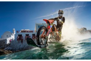 Robbie Maddison Ege Denizi'nde motosiklete bindi