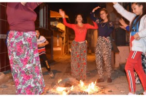 Romanlar Kakava'yı evlerinin önünde kutladı