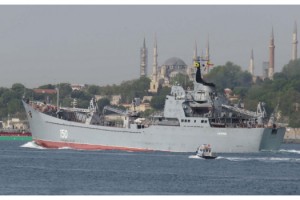 Rus savaş gemisi İstanbul Boğazı'ndan geçti