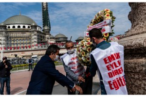 Sendikalar Taksim Cumhuriyet Anıtı'na çelenk bıraktı