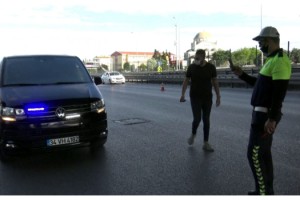 Sokağa çıkma yasağında çakar lambalı minibüsle yakalandı