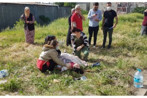 Sokakta eşini sırtından bıçakladı