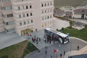 Survivor ekibi karantinada kalacakları yurda yerleşti