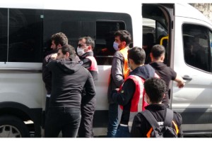 Taksim'e çıkmak isteyen grup gözaltına alındı