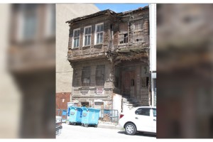 Tarihi PTT binası kaderine terk edildi