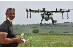 Tarlalar drone ile ilaçlanıyor