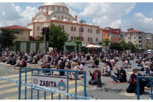 Tekirdağ'da cami avlusuna sığmayan cemaat caddelerde namaz kıldı