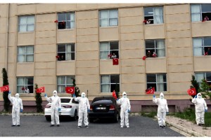 Tekirdağ’da karantinadaki vatandaşlar 19.19’da İstiklal Marşı okudu