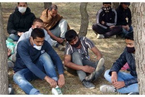 Yunan askerinin şiddet uygulayıp, eşyalarını aldığı göçmenlere, esnaf yardım etti