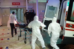 Anneleri koronavirüse yakalanan Türk aile, Mısır'dan ambulans uçakla getirildi
