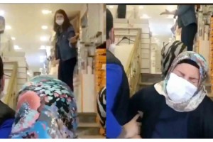 Annesini mağazanın merdivenlerinden iten kızın ifadesi alındı