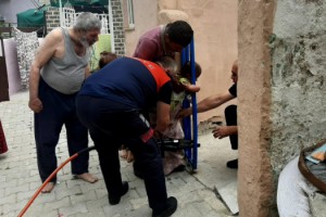 Başı demir korkuluğa sıkışan Nazire'yi itfaiyeciler kurtardı
