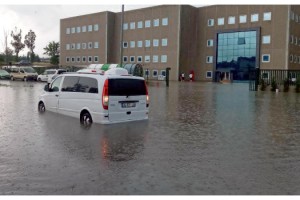 Çerkezköy'de sağanak; yollar göle döndü