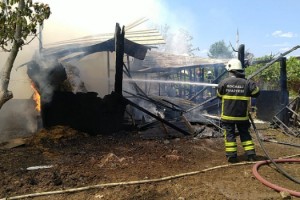 Hayvanlarını kabul etmeyen akrabasının ahırını yaktı