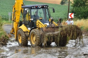 İshakça Deresi Yine Taştı, Yol Kapandı!