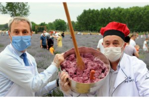 Lavanta tarlası ziyaretçilerine, 'lavantalı tatlı' sürprizi