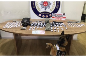 Narkotik köpeği 'Kiraz', su saati kutusu içinde uyuşturucu buldu