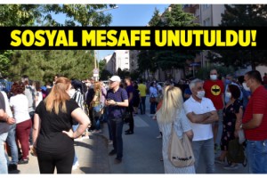 Öğrenciler sınavda ter döktü, veliler sosyal mesafeyi unuttu