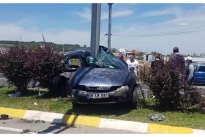 Otomobil, Plaka Tanıma Sistemi direğine çarptı: 1 yaralı