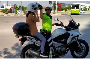 Polisler YKS'ye Geç Kalan Öğrencileri Okullarına Yetiştirdi