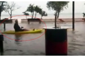 Şarköy'de bir kişi, suyla kaplı caddede kanoyla gezdi