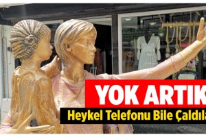 Selfie yapan kadın heykelinin elindeki telefon çalındı