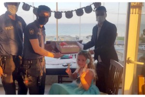 Siren sesinden korkan 6 yaşındaki Yağmur'a polisten doğum günü sürprizi
