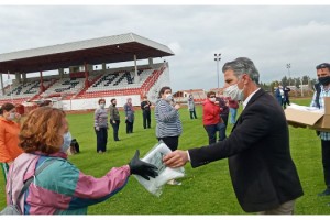 Spor yapmak için stada gelenlere maske ve havlu dağıtıldı