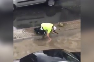 Tıkanan rögarı eliyle açan polis konuştu