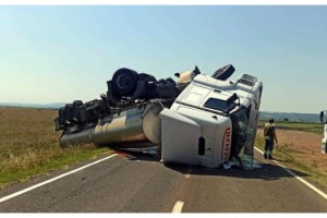 Yağ yüklü TIR devrildi: 1 yaralı