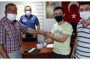 Yolda buldukları parayı sahibine teslim ettiler