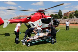 Ambulans helikopter, vurgun yiyen genç için havalandı