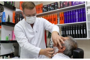 Berberde 'kişiye özel ustura' uygulaması