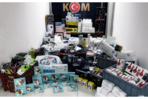 Edirne'de, yurda kaçak sokulan cep telefonları ele geçti