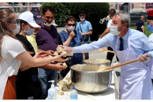 Fatih Sultan Mehmet'in doğduğu şehirden, Ayasofya açılışına 1453 kilo helva