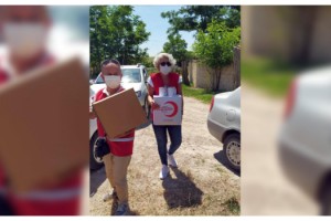 Kızılay'dan evi yanan aileye yardım