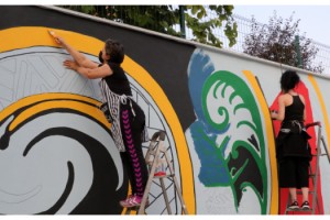 Öğretmenler, çizdikleri resimlerle duvarları renklendiriyor