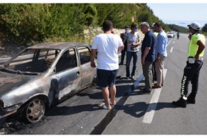 Otomobildeki alevler ormana sıçradı, yangın 2 saatte söndürüldü