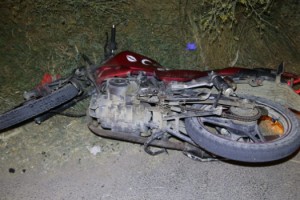Otomobili ile motosikletine çarptığı husumetlisini öldürdü