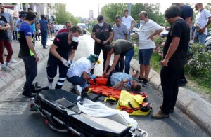 Otomobille çarpışan motosiklet, işletmenin camekanına çarpıp alev aldı