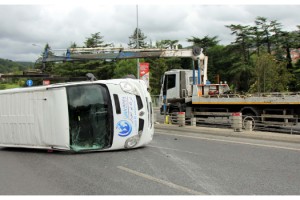Panelvan minibüs takla attı : 3 yaralı