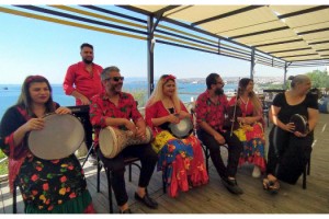 Roman müzisyenler, en çok oyu almak için hünerlerini sergiliyor