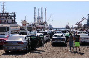 Tekirdağ'da, feribot iskelesinde araç yoğunluğu
