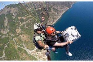Yamaç paraşütü ile uçarken havada davul çaldı
