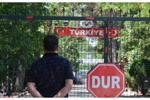 Yunanistan 1 Temmuz'da açılacağını duyurduğu sınır kapıları açmadı